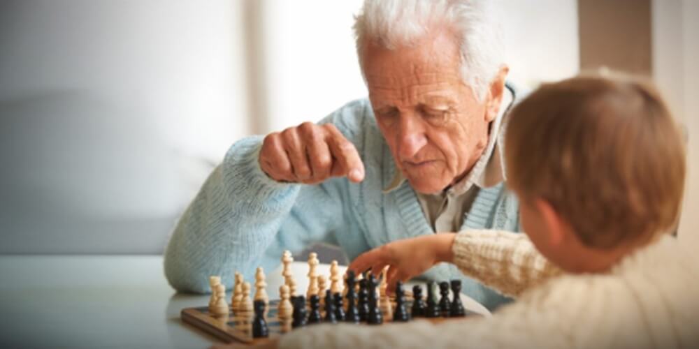 Abuelo jugando ajedrez con nieto